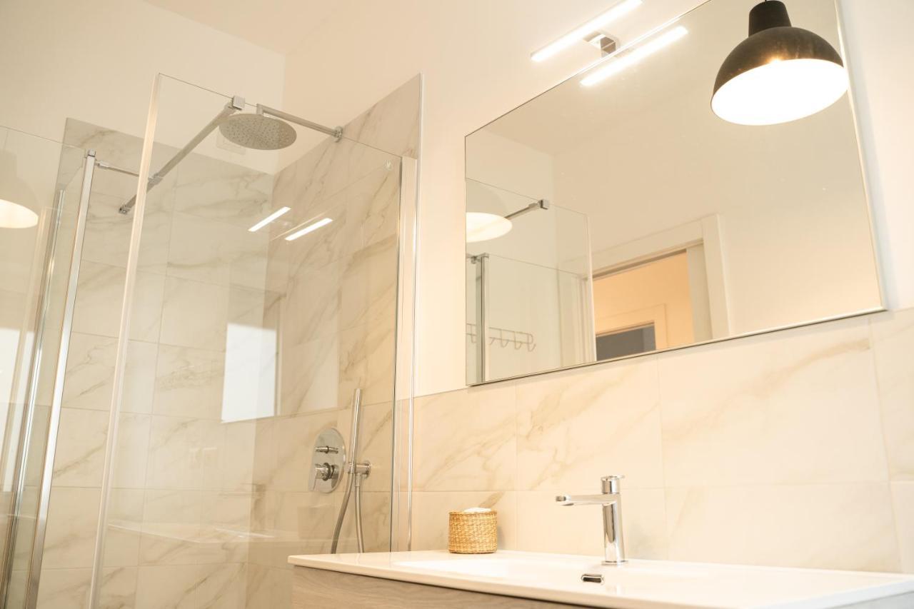 Piazza XX Settembre - Feel The Centre Apartment Lecco Exterior photo